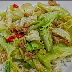 ผัดกระหล่ำปลีใส่หมูราดข้าว