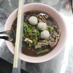 เส้นมาม่าหมูน้ำตก