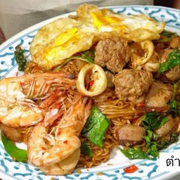 มาม่าผัดกระเพรา 3 สหาย (กุ้ง-หมึก-หมู) บวก ไข่ 3 ใบ (ไข่เยี่ยวม้า-ไข่เค็ม-ไข่ดาว)