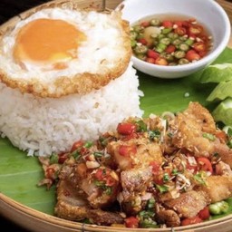 หมูกรอบผัดพริกเกลือ ไข่ดาว