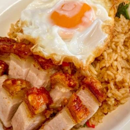 ข้าวผัดซอสกะเพราหมูกรอบ+ไข่ดาว