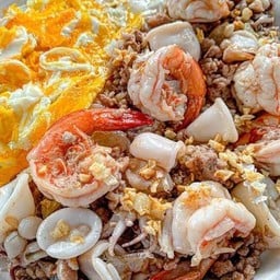 ข้าวกระเทียมรวมมิตร หมุสับ กุ้ง หมึก
