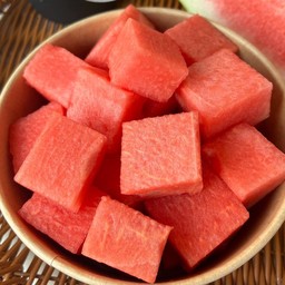 แตงโมคิวป์ (หั่นเต๋า ทานง่าย ดูหรูหราแหละ เชื่อเถอะ)