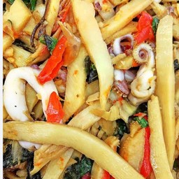 กระเพราหน่อไม้ปลาหมึก