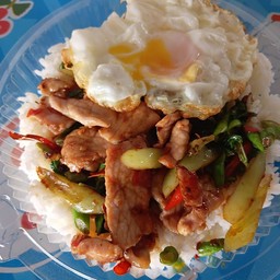 กะเพราะหมูชิ้นไข่ดาว