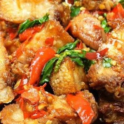 กระเพราหมูกรอบ