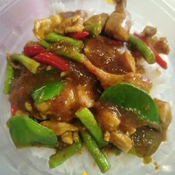 ข้าวราดผัดเผ็ดแกงใต้ไก่