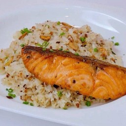 ข้าวผัดเนยกระเทียมแซลมอนย่าง