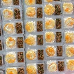 กะเพราดนื้อสับราดข้าว+ไข่ดาวหรือไข่เจียว