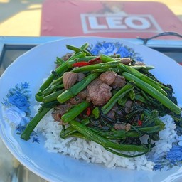 ผักบุ้งหมูชิ้นราดข้าว