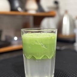 น้ำมะพร้าวออนท็อปด้วยโฟมมัทฉะ