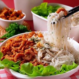 หมี่คลุกไก่ฉีกรสเด็ด