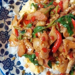 ข้าวกระเพราเบคอน + ไข่ข้น