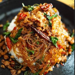 ข้าวกะเพราวุ้นเส้นหมูสับราดข้าว