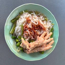 ขนมจีนบีบสดน้ำยาซาวปลาร้าตีนไก่