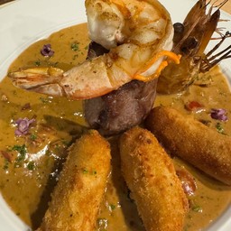 เนื้อเทนเดอลอยกับซอสสูตรของทางร้าน