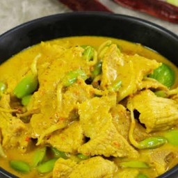 แกงกะทิหมูหน่อเหรียง