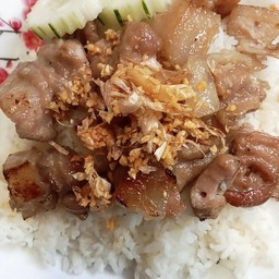 หมูย่างเตาถ่านราดข้าวกระเทียมโรย