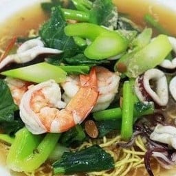 ราดหน้าหมูหมัก เฮียบอล (เจ้าเก่าตลาดทองร่มเกล้า)
