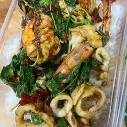 ข้าวกะเพราหมึกกุ้ง