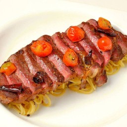 สปาเก็ตตี้ผัดพริกแห้งเนื้อริบอาย