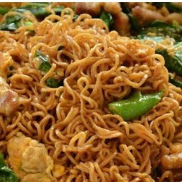 ผัดมาม่าไข่หมู