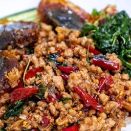 กระเพราไข่เยี่ยมม้าหมูสับ