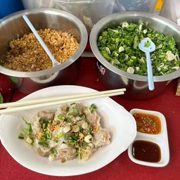 เกี๊ยวหมูลวกจิ้ม