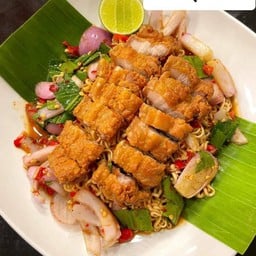 ยำมาม่าหมูสามชั้นทอดน้ำปลาร้า