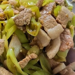 หมูผัดพริกหยวกราดข้าว