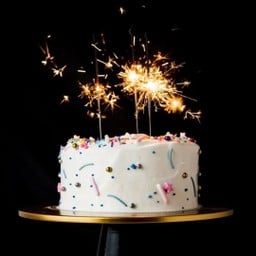 ดูตัวอย่างรูป เทียนสปาร์ค ( กดเพิ่มในเค้ก 35฿ )