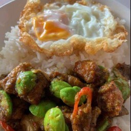 ข้าวพริกแกงหมูสะตอ+ไข่ดาว