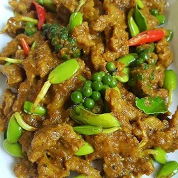 ผัดพริกแกงหมูหน่อเหรียง