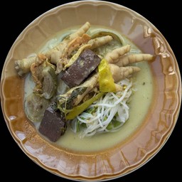 ขนมจีนบีบสดน้ำยาแกงเขียวหวานไก่ตีนไก่