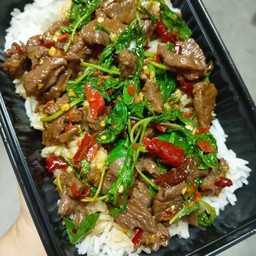 ข้าวกะเพราเนื้อชิ้น