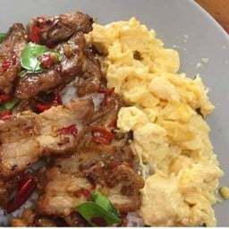 ข้าวหมูทอดพริกเกลือ + ไข่ข้น
