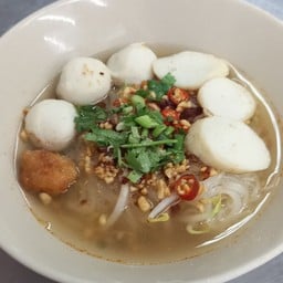 ก๋วยเตี๋ยวต้มยำเครื่องปลาน้ำ