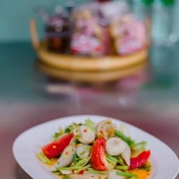 ยำรวมเนื้อปลาสด