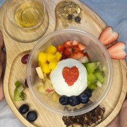กรีกโยเกิร์ต 1 Scoop + All fruit (ได้ผลไม้ 5 อย่าง ตามฤดูกาล)