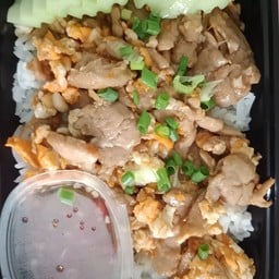 ข้าวหมูชิ้นกระเทียมผัดไข่