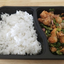 ข้าวยำไก่แซ่บ