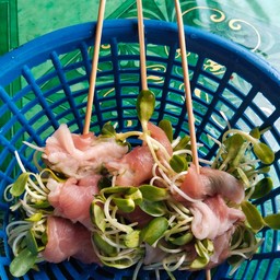 ต้นทานตะวันอ่อนห่อหมูสามชั้น