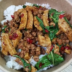 ข้าวกะเพราหมูสับ+หมูยอ