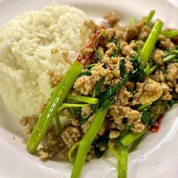 ข้าวผัดผักบุ้งไฟแดงหมูสับ