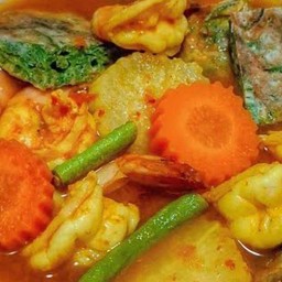 แกงส้มชะอมไข่ผักรวม