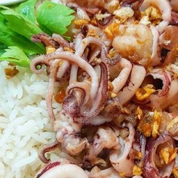 ปลาหมึกทอดกระเทียม