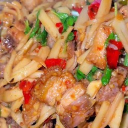 กระเพราหน่อไม้หมุกรอบ