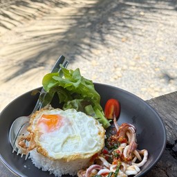 ข้าวกะเพราหมึก Original + ไข่ดาว
