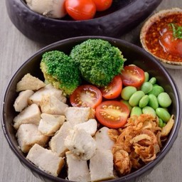 ข้าวหน้าไก่ซูวีด์ ผักย่าง (จิ้มแจ่วมะเขือ)
