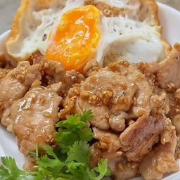 ข้าวราดทอดกระเทียม